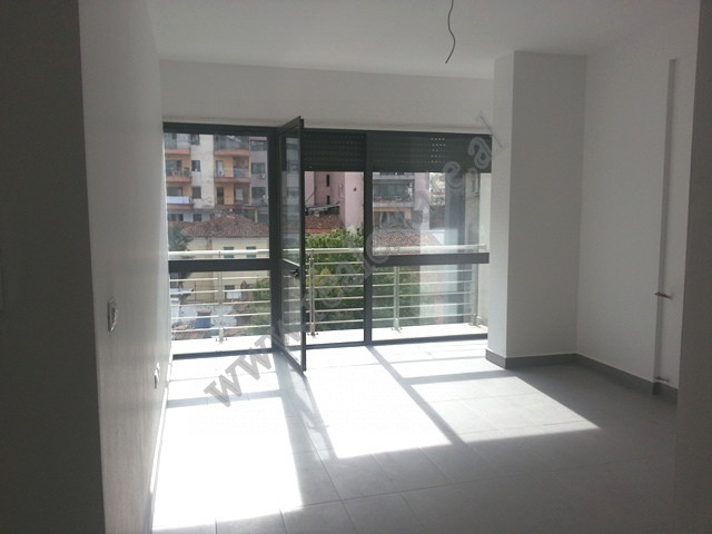 Apartament me qera per zyre ne rrugen Tafaj ne Tirane.

Apartamenti ndodhet ne katin e dyte te nja